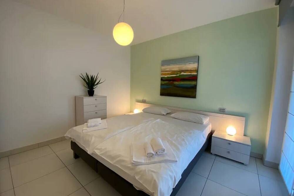 Ganze Wohnung, Italian Lakes modern apartment, pool, jacuzzi, walk to restaurants in Maccagno, Maccagno con Pino e Veddasca