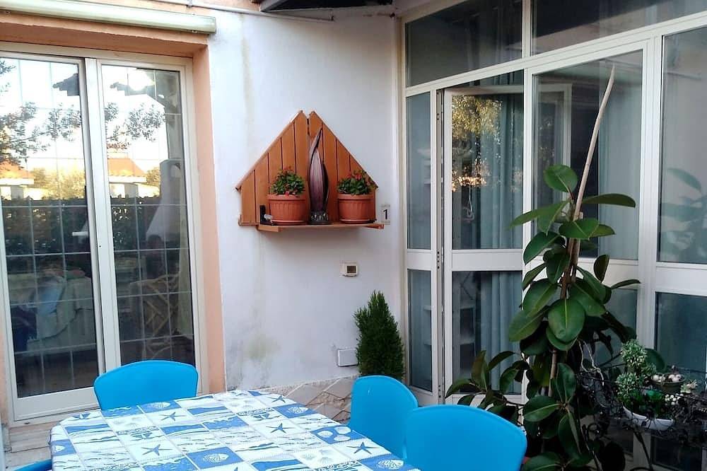 Bonito apartamento de un dormitorio con cocina americana y baño, cinco camas. in Fiumicino, Provincia de Roma