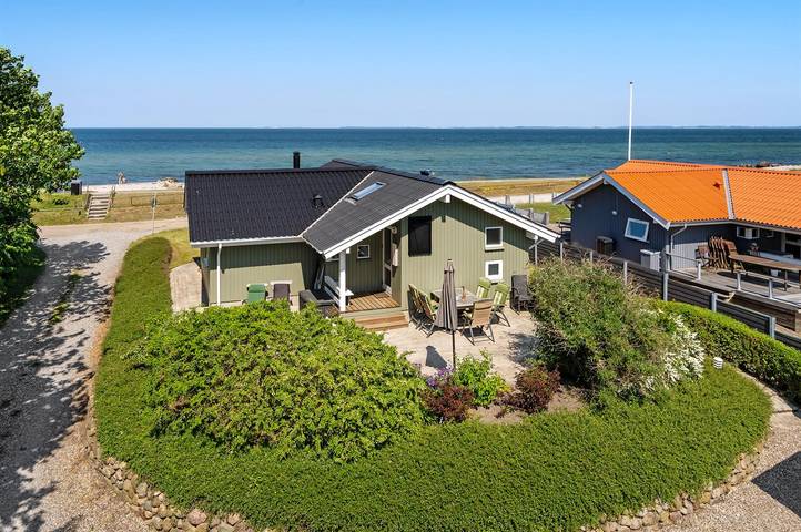 Ferieudlejning for 6 personer, med terrasse og have i Hasmark Strand