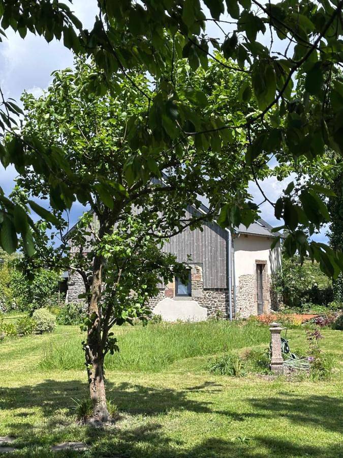 Gîte pour 2 personnes, avec vue ainsi que terrasse et jardin à Lengronne