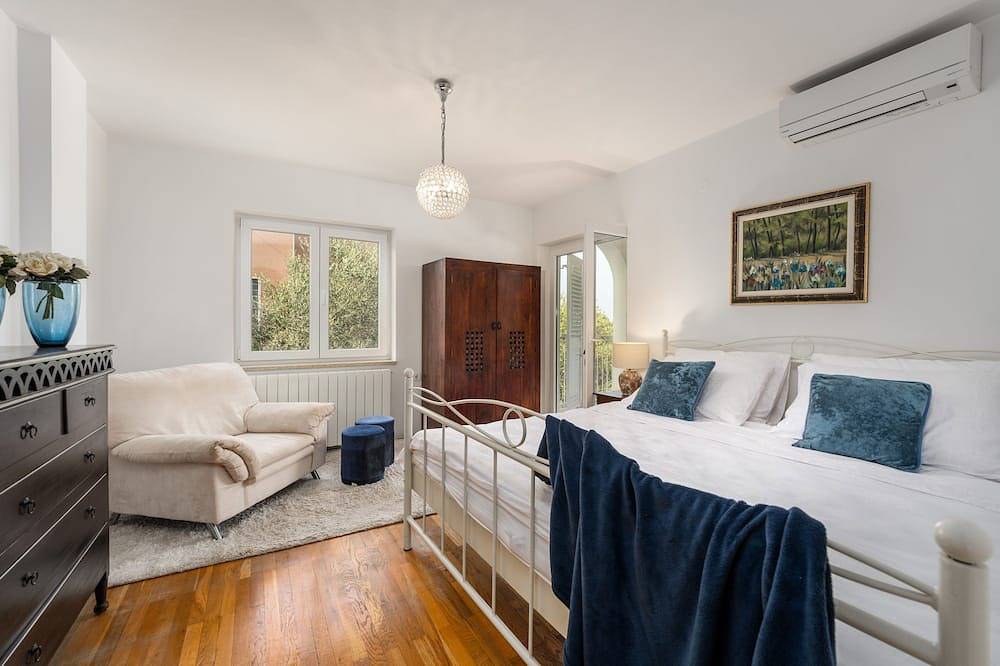 Villa with pool, up to 12 people,6 bedrooms, close to the beach, garden, parking in Poreč, Grad Poreč