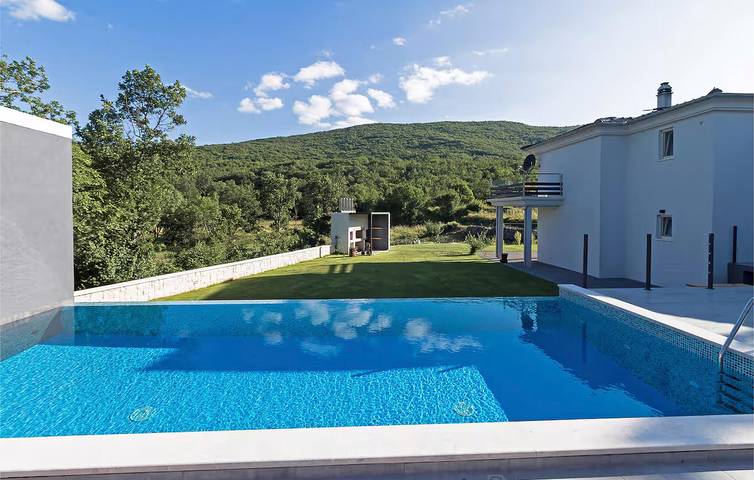 Sonniges Apartment mit Pool und Parkplatz – WLAN inklusive in Makarska Riviera