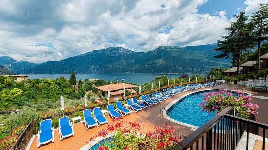 Ferienwohnung für 4 Personen, mit Balkon/Terrasse und Pool sowie Seeblick in Limone sul Garda