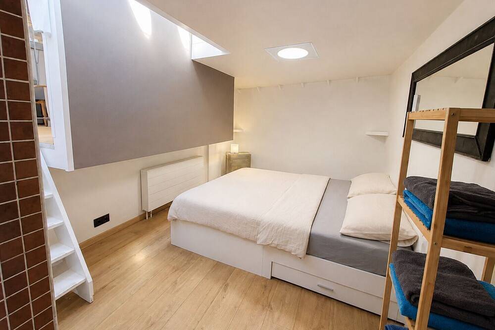 B3 Een woonboot in het centrum van Gent, Matroos kamer in Gent, Oost-Vlaanderen