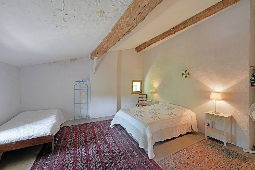Provencal house with swimming pool and large fenced garden in Le Thor, Vaucluse