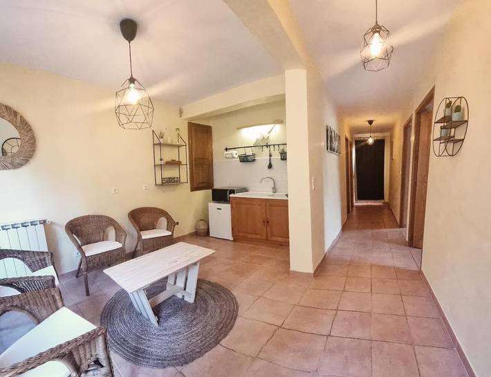 Location de vacances pour 2 personnes, avec Terrasse et Jardin ainsi que Piscine et Vue à Saint-Laurent-le-Minier - 3