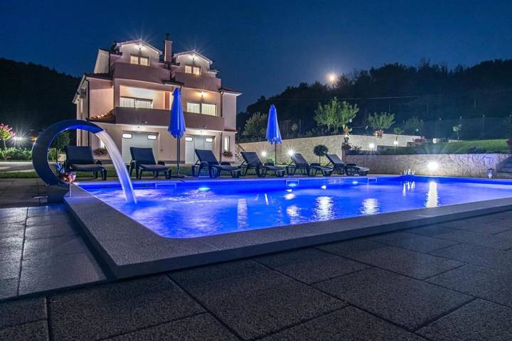 Ferienhaus für 11 Personen, mit Balkon und Whirlpool sowie Terrasse und Garten