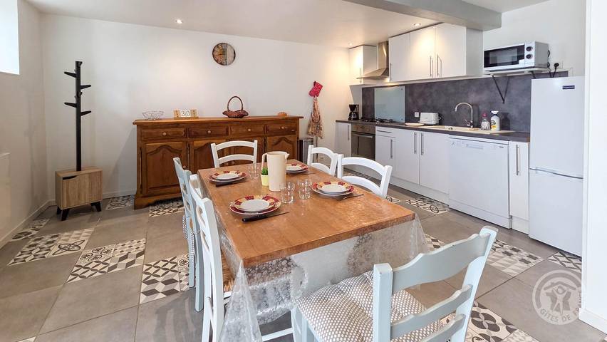 Gîte pour 4 personnes, avec jardin et piscine à Auriébat