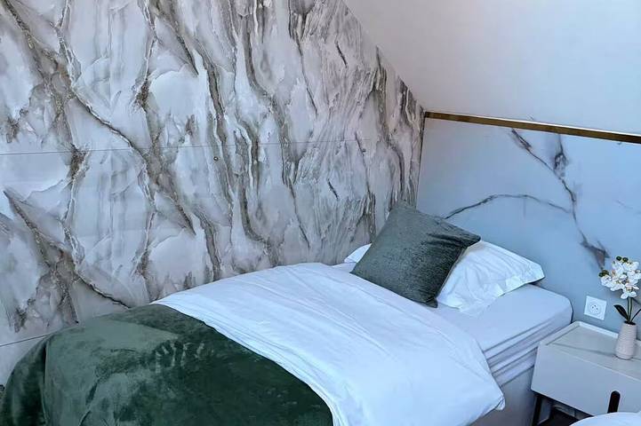 Charming luxury villa near Disneyland Paris. 6 bedrooms. Air-conditioned. Sleeps 16 in Bussy-Saint-Georges, Seine-et-Marne