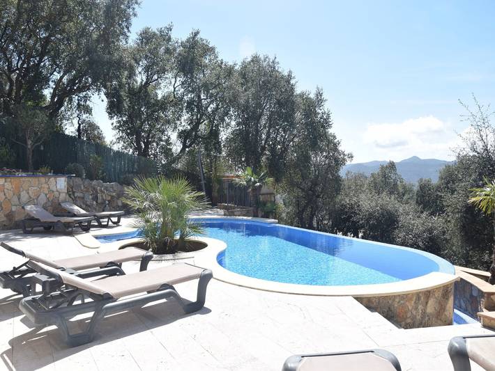 Chalet para 8 personas, con balcón además de piscina y jardín, Familias con niños en Cataluña - 2