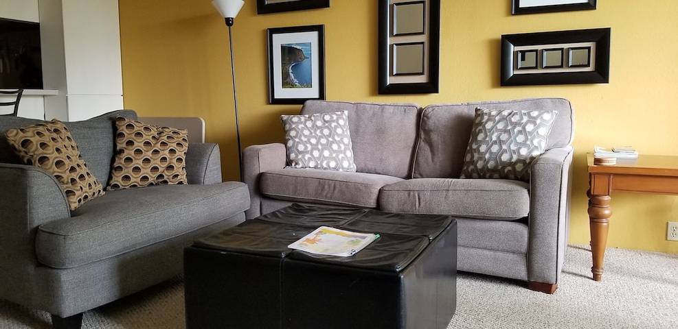 Vacation rental for 4 people, with balcony and garden as well as pool and hot tub in Kailua-Kona