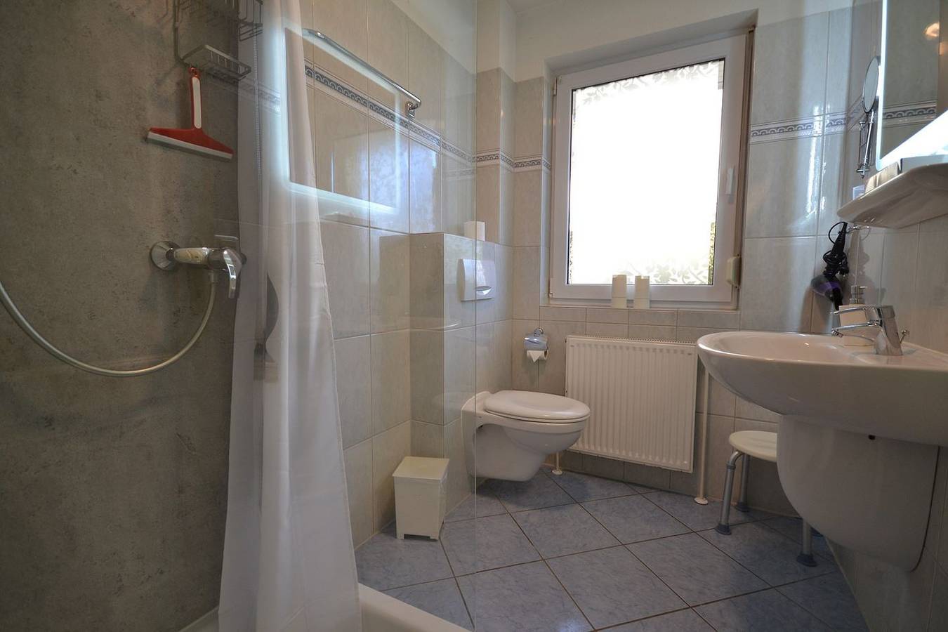 Ganze Wohnung, Komfortable Ferienwohnung in ruhiger, strandnaher Lage mit  Terrasse in Grömitz, Ostholstein