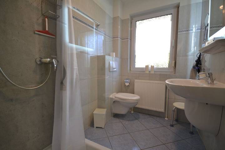 Ganze Wohnung, Komfortable Ferienwohnung in ruhiger, strandnaher Lage mit  Terrasse in Grömitz, Ostholstein