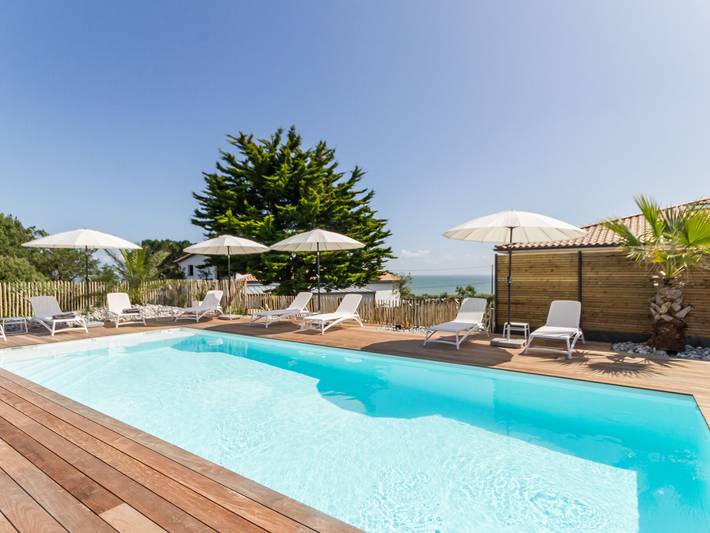 Gîte pour 2 personnes, avec Balcon et Jacuzzi ainsi que Terrasse et Piscine