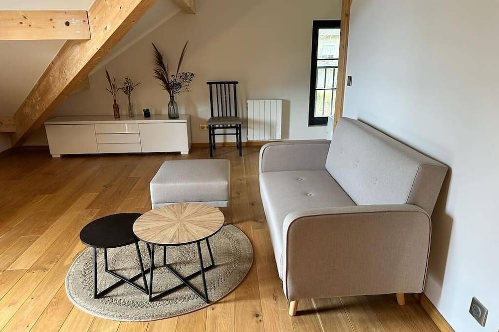 Appartement entier, Appartement À 20 m de la plage vue sur lac, accès direct in Conjux, Région de Chambéry