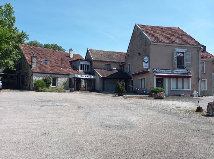 Gîte pour 14 personnes, avec jardin et terrasse à Montbozon