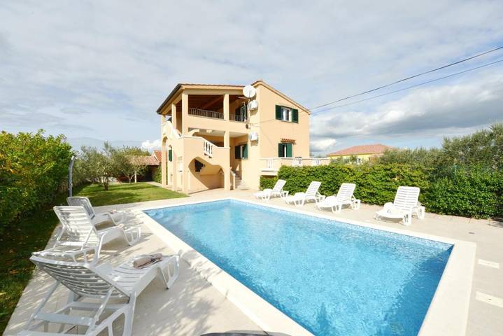 Ferienhaus für 9 Personen, mit Balkon und Terrasse sowie Garten und Pool in Debeljak