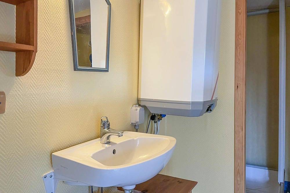 Beautiful home in Kil with Wifi in Grums, Värmlands land