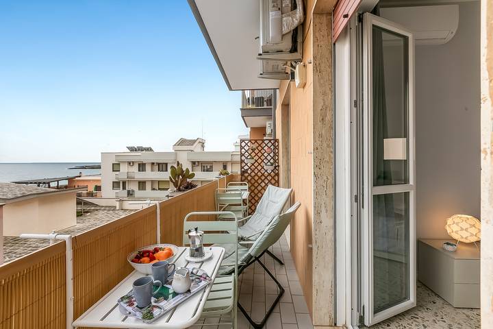 Location de vacances pour 8 personnes, avec balcon et vue sur l’océan, adapté aux familles à Monopoli