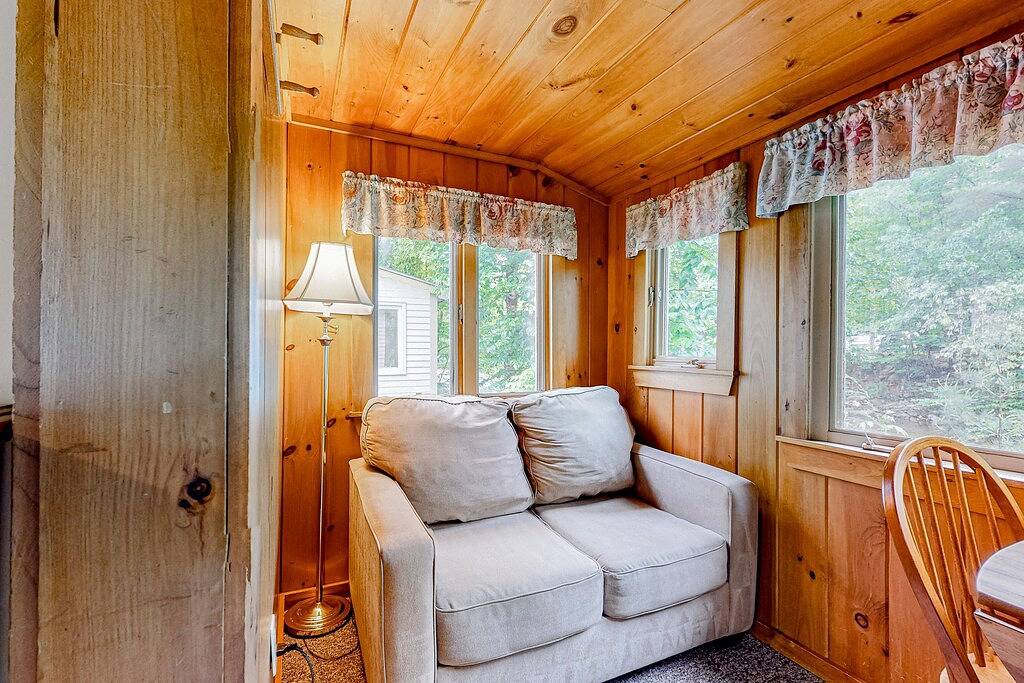 Eclectic Studio Cabin w/ Kitchenette, Free Wifi, Riverfront Location & More in Lincoln (NH), Franconia Notch