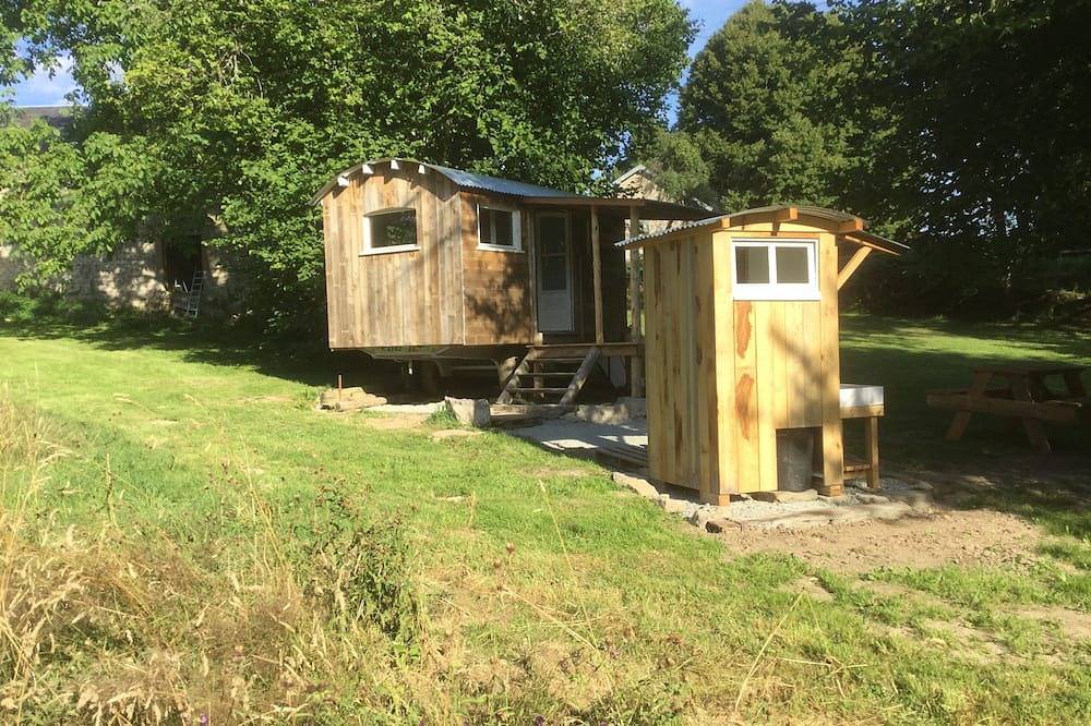Roulotte de charme pour 2 personnes avec terrasse au calme dans 1 ha de verdure in Saint-Vaury, Région de Guéret