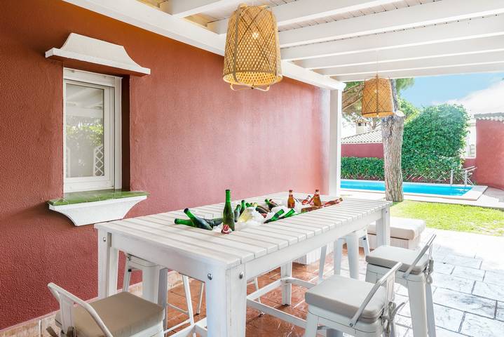 Modern Villa "Familia Feliz" Short Walk from Beach with Pool, Terrace, Garden & Wi-Fi in Playa La Barrosa, Chiclana de la Frontera