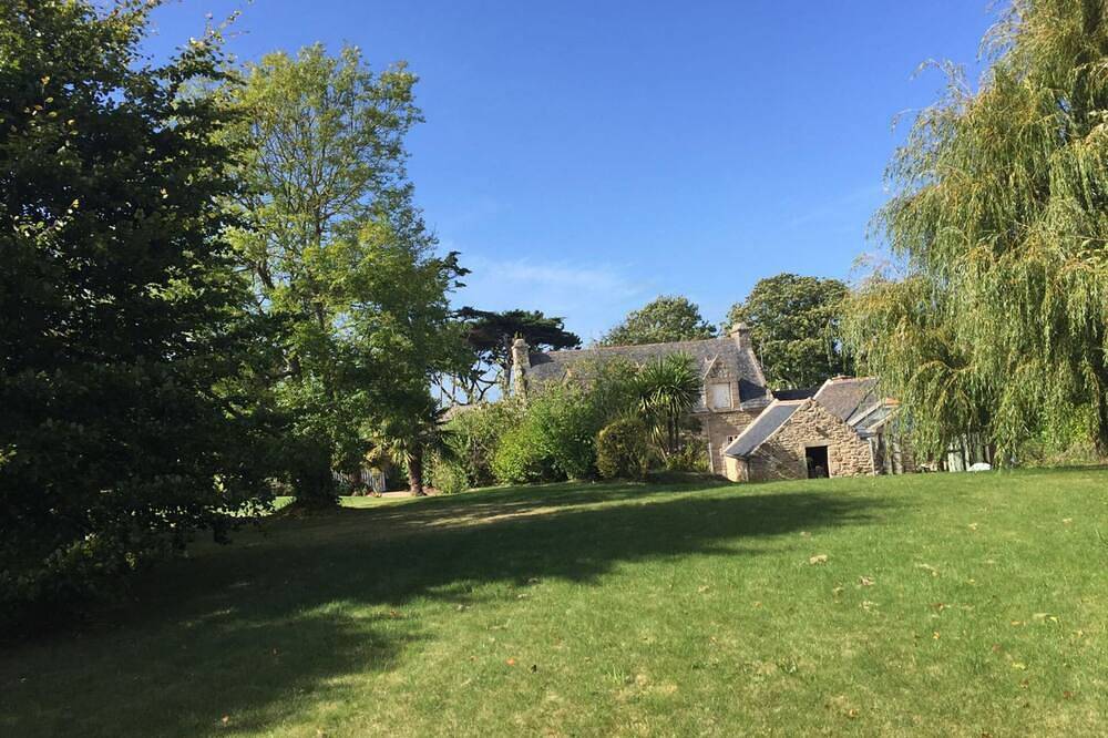 Charming Breton house in a green setting in Landunvez, Brest und Umgebung