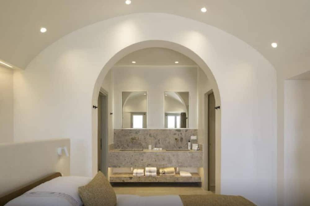 Villa Philomela, Divine Sunset & Sea Views, Private Pool, Furnished Terrace, Oia in Ormos Ammoudiou, Oia