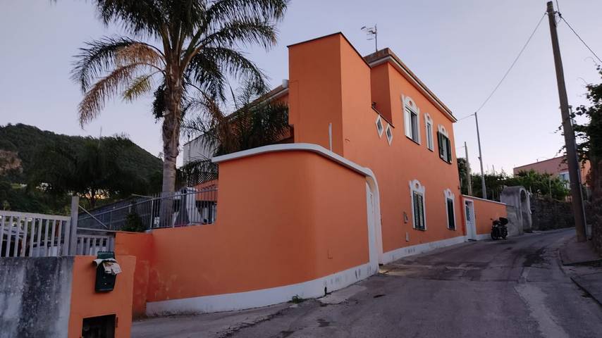 Ganze Wohnung, Apartment '3 Vista Giardino' mit Gemeinschaftsgarten, Wlan und Klimaanlage in Ischia Stadt, Ischia