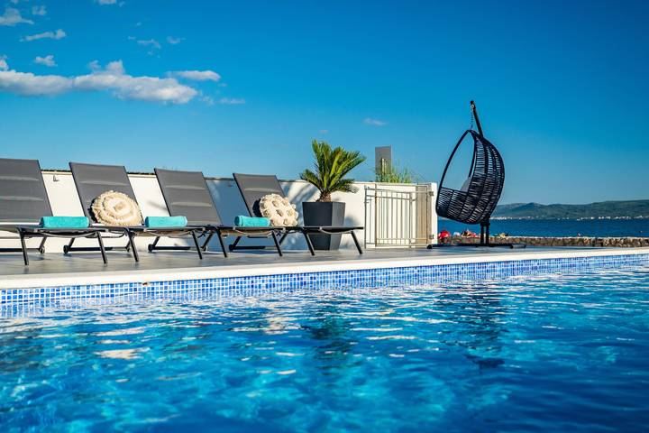 Vakantiehuis voor 9 personen, met balkon/terras en zwembad, met huisdier in Zadar