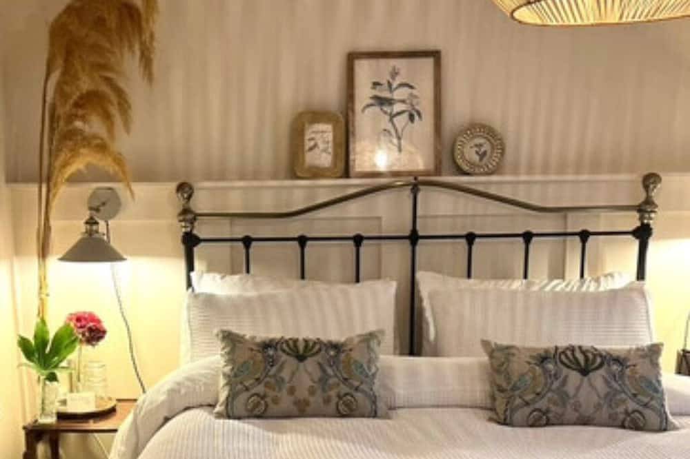 The Pink Cottage Upstairs Suite and Secret Garden... beautiful walks & sea view. in Condado de Antrim (Irlanda del Norte)