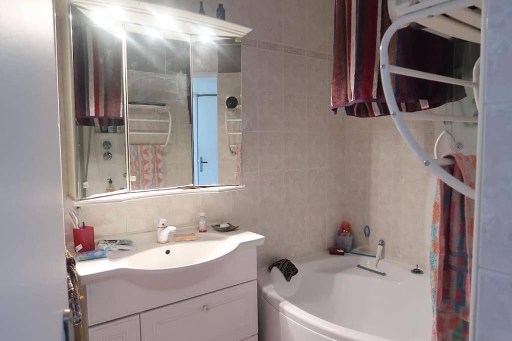 Appartement entier, Two-Bedroom Apartment in Chilly-Mazarin, Essonne