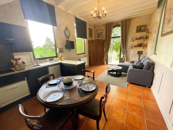 Location de vacances pour 2 personnes, avec terrasse ainsi que piscine et jardin à Bréhémont - 3