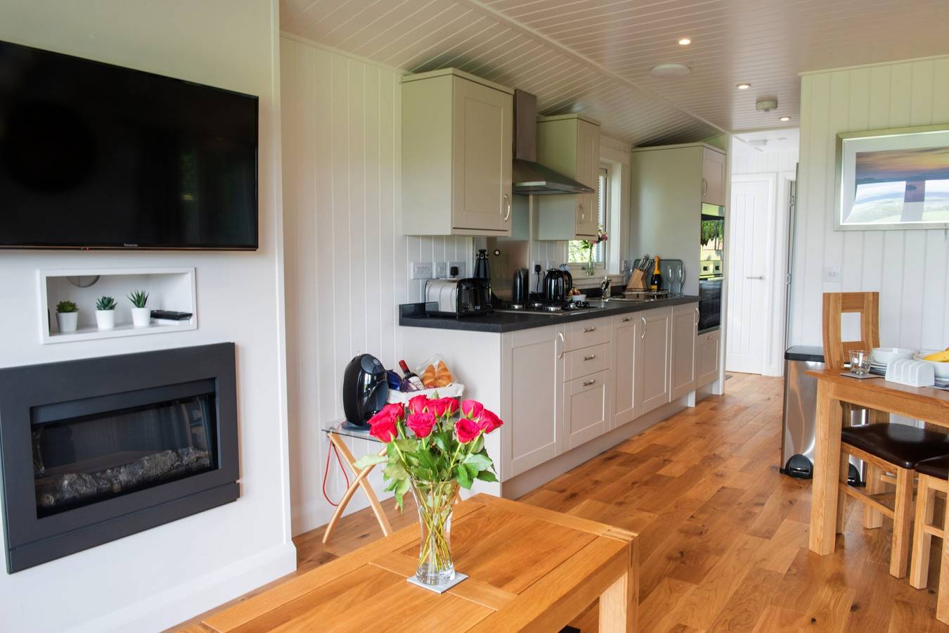 Super King Lodge-Sleeps 2-Hottub-Sea View in Renfrewshire