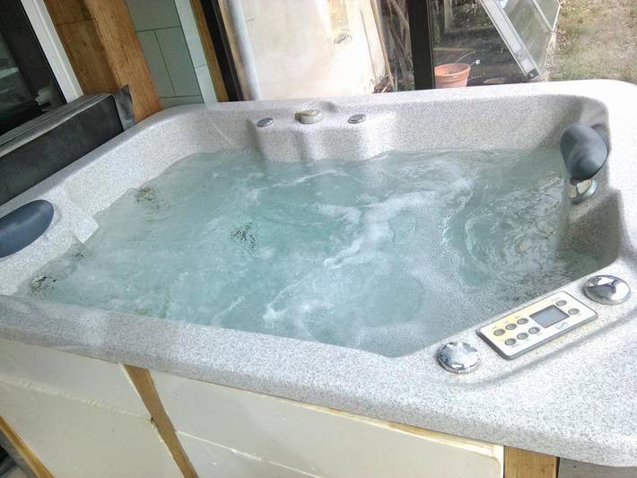 Tente pour 2 personnes, avec sauna ainsi que piscine et jardin