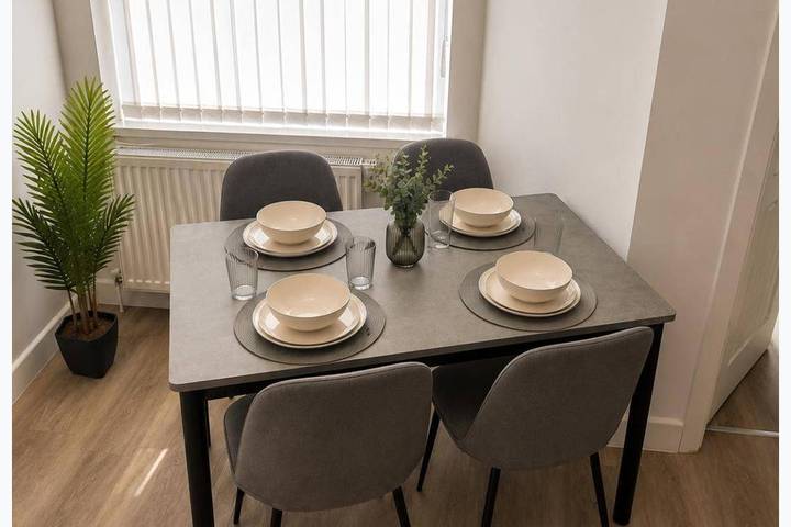 Manchester Oasis - Spacious 4 Bedroom House in Manchester, Greater Manchester