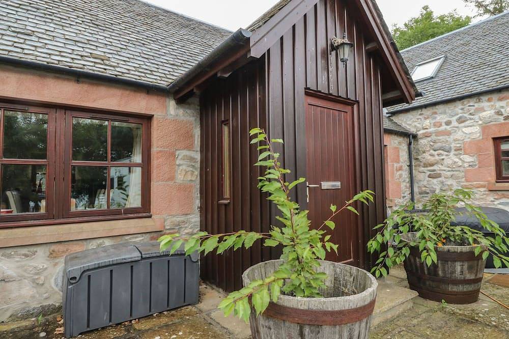 The Milk House, with a garden in Fortrose in Highlands