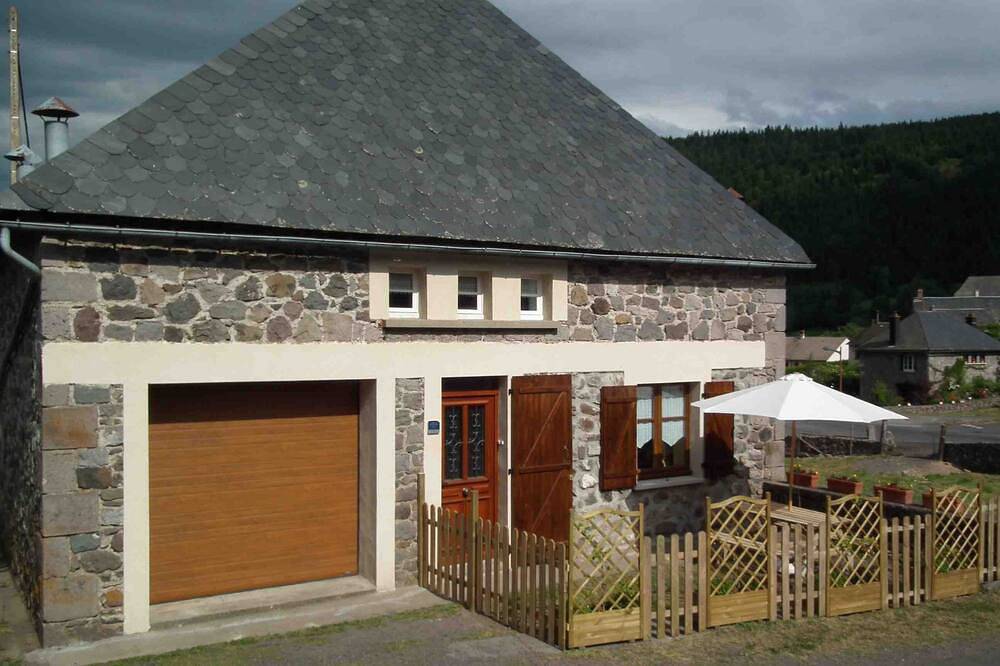 Gîte de charme de la Laiterie d'Albepierre ( 3 étoiles) in Albepierre-Bredons, Parc naturel régional des Volcans d'Auvergne