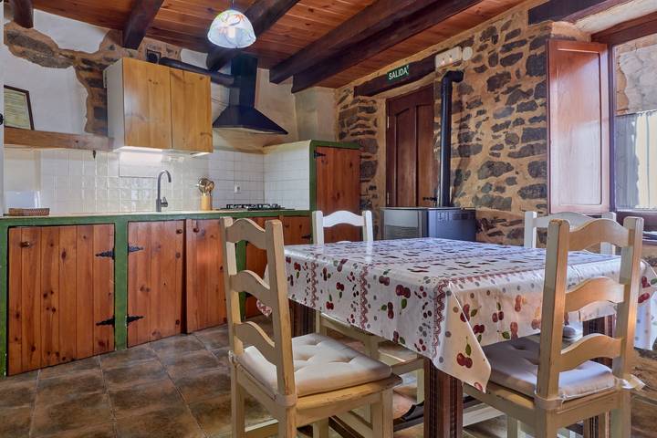 Country House 'El Sardón I' with Mountain View, Wi-Fi and Air Conditioning in Bembibre, Cantabriske Bjerge