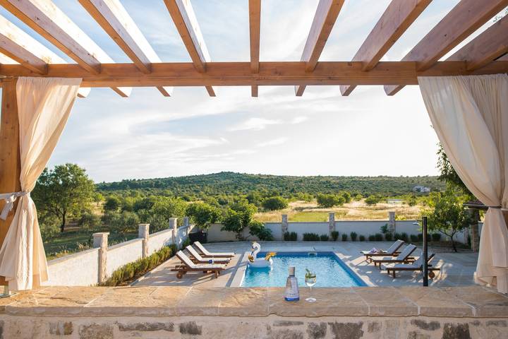 Ferienhaus für 6 Personen, mit Balkon/Terrasse und Pool in Primosten