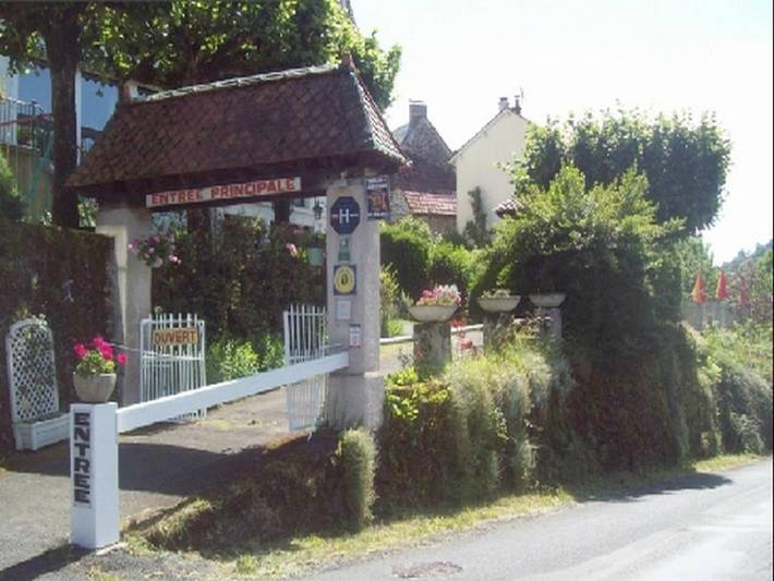Hôtel pour 2 personnes, avec Terrasse et Jardin ainsi que Bassin pour enfant et Piscine à Saint-Cirgues-de-Jordanne