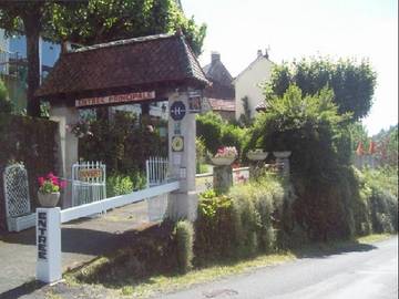 Hôtel pour 3 personnes, avec jardin et piscine ainsi que vue et sauna, animaux acceptés à Saint-Cirgues-de-Jordanne