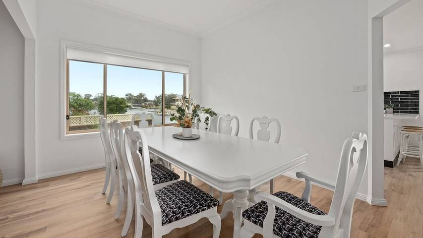 Holiday home for 11 people, with garden in Sussex Inlet