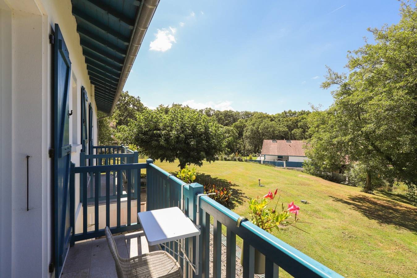 Chambre d'hôtes 'Txori Etxea - Chambre Orange' avec piscine, terrasse, petit-déjeuner in Arcangues, Région de Bayonne