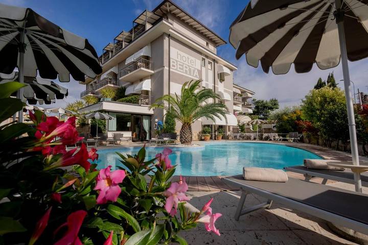 Hotel per 2 persone, con piscina e giardino nonché sauna e idromassaggio in Rivoltella del Garda