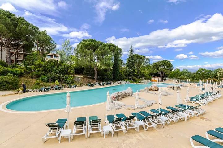 Location de vacances pour 5 personnes, avec terrasse ainsi que vue et piscine à Grospierres - 2