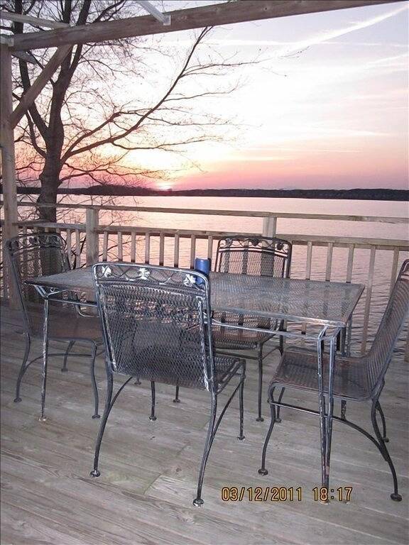 Love Sunsets? Glory in a natural, cozy, rustic setting in Smith Mountain Lake