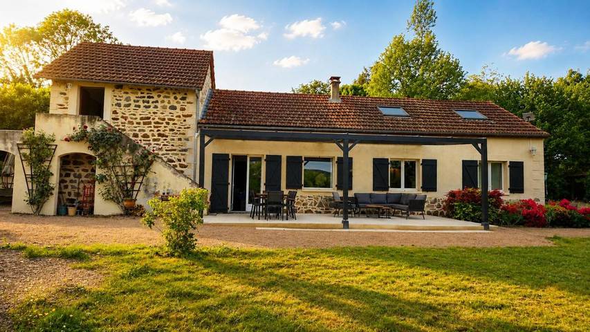 Location de vacances pour 10 personnes, avec Terrasse et Jardin ainsi que Piscine et Vue à Pionsat