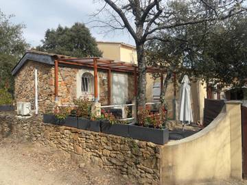 Location de vacances pour 2 personnes, avec vue ainsi que jardin et terrasse à Régusse