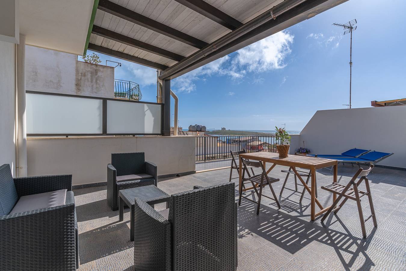 Entire apartment, Apartment 'Plutone with Sea View Terrace', Wi-Fi and Air Conditioning in Capo Passero, Portopalo di Capo Passero